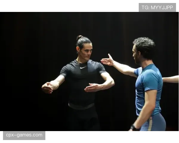 卡瓦尼训练完直接去超市抢打折牛排，这自律我真看不懂